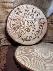 Base de Madera Ritual con Tetragramatón