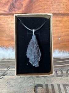 Collar de Escoba de Bruja (Cianita Negra)