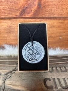 Collar de Shungita con Triskel