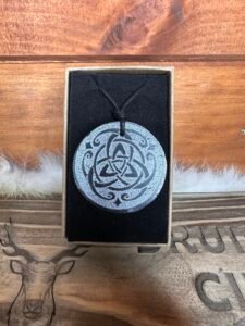 Collar de Shungita con Triqueta